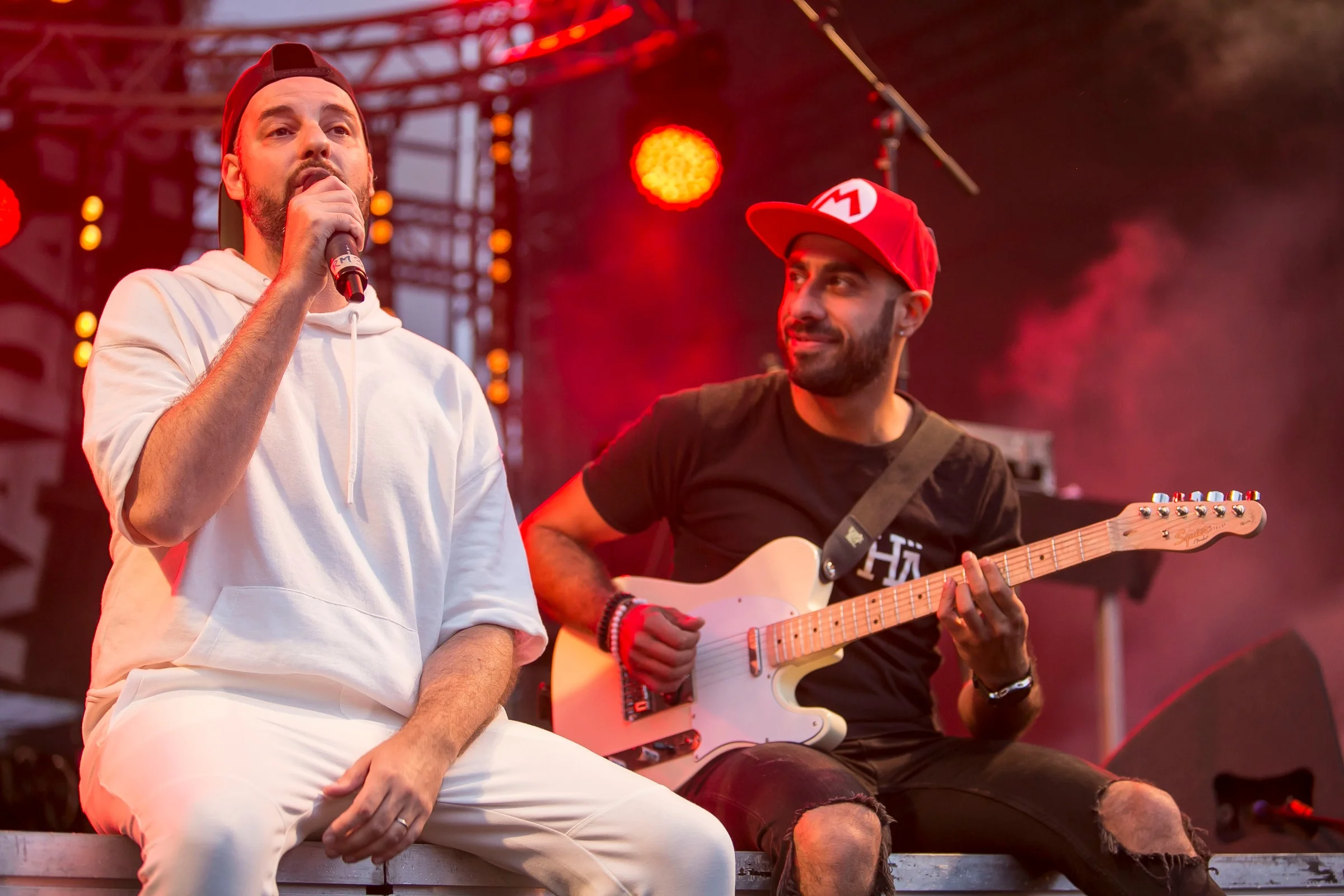 Laulaja mikrofonin kanssa ja DJ Snabu kitarassa