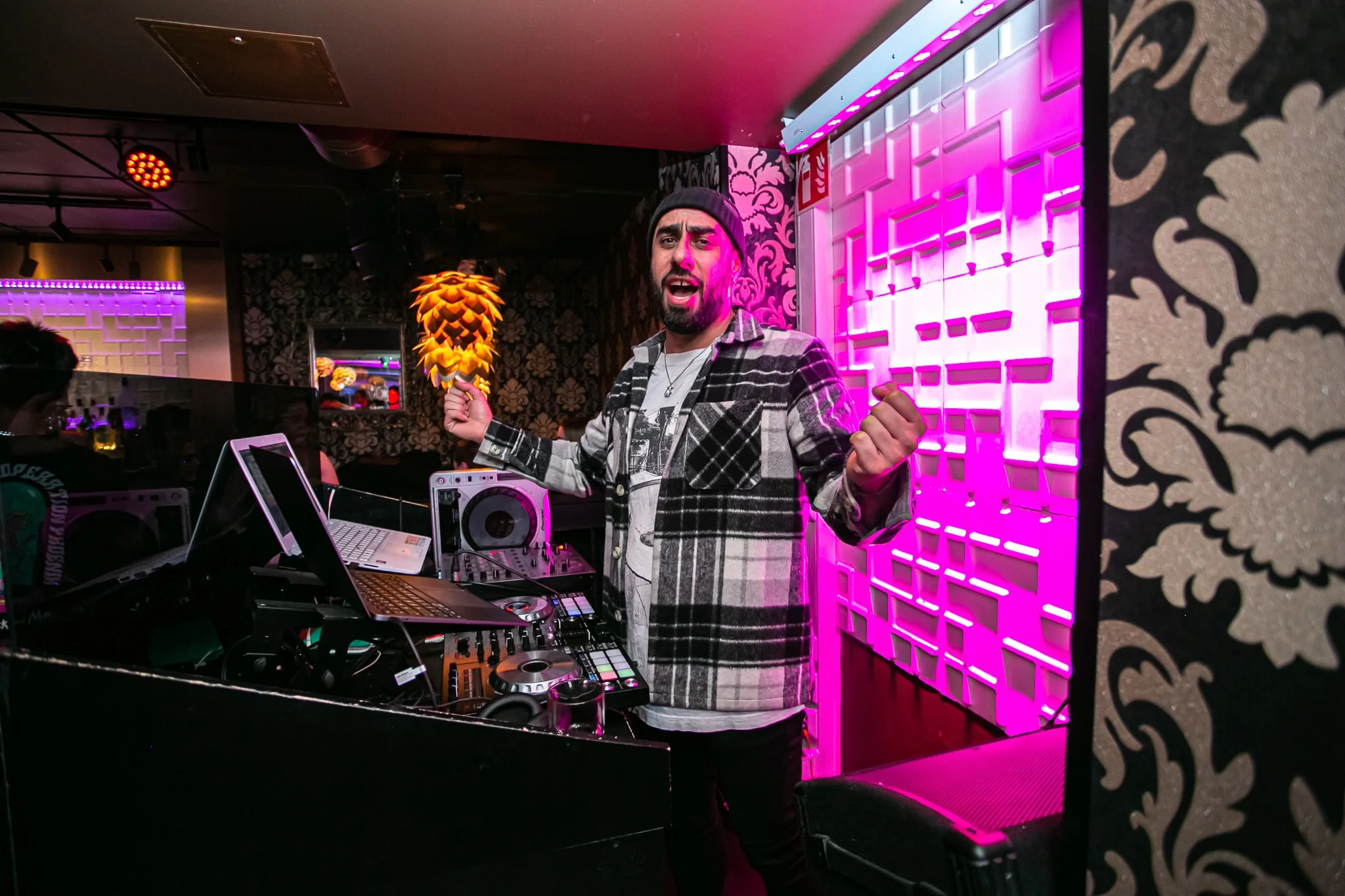 DJ Snabu eläytymässä musiikkiin DJ-pöydän takana