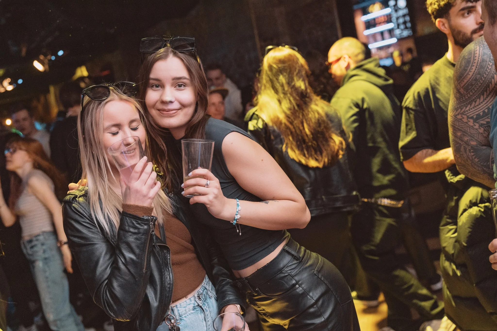 Kaksi juhlavierasta ravintolan tanssilattialla