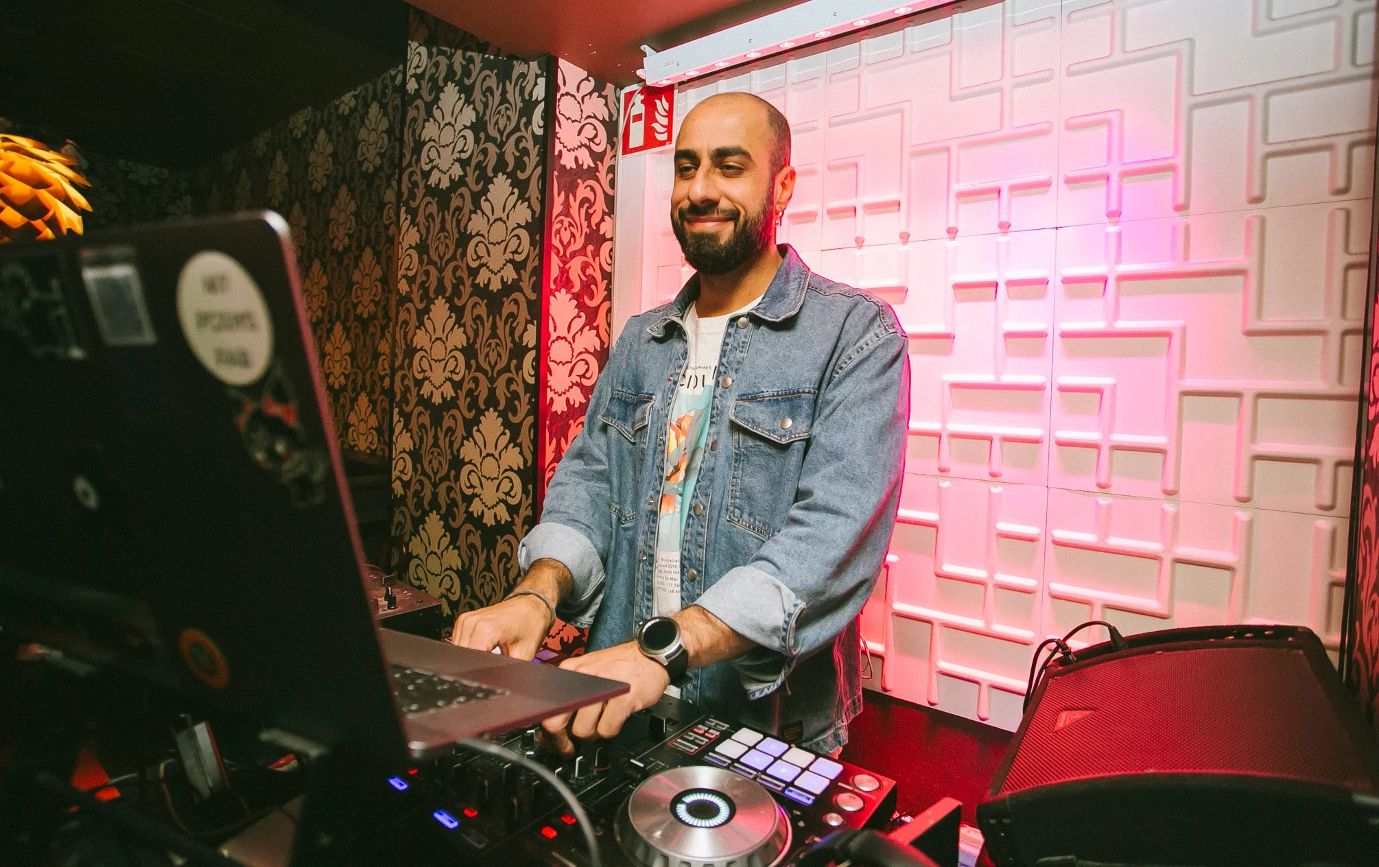 DJ Snabu soittamassa farkkutakissa DJ-pöydän ääressä