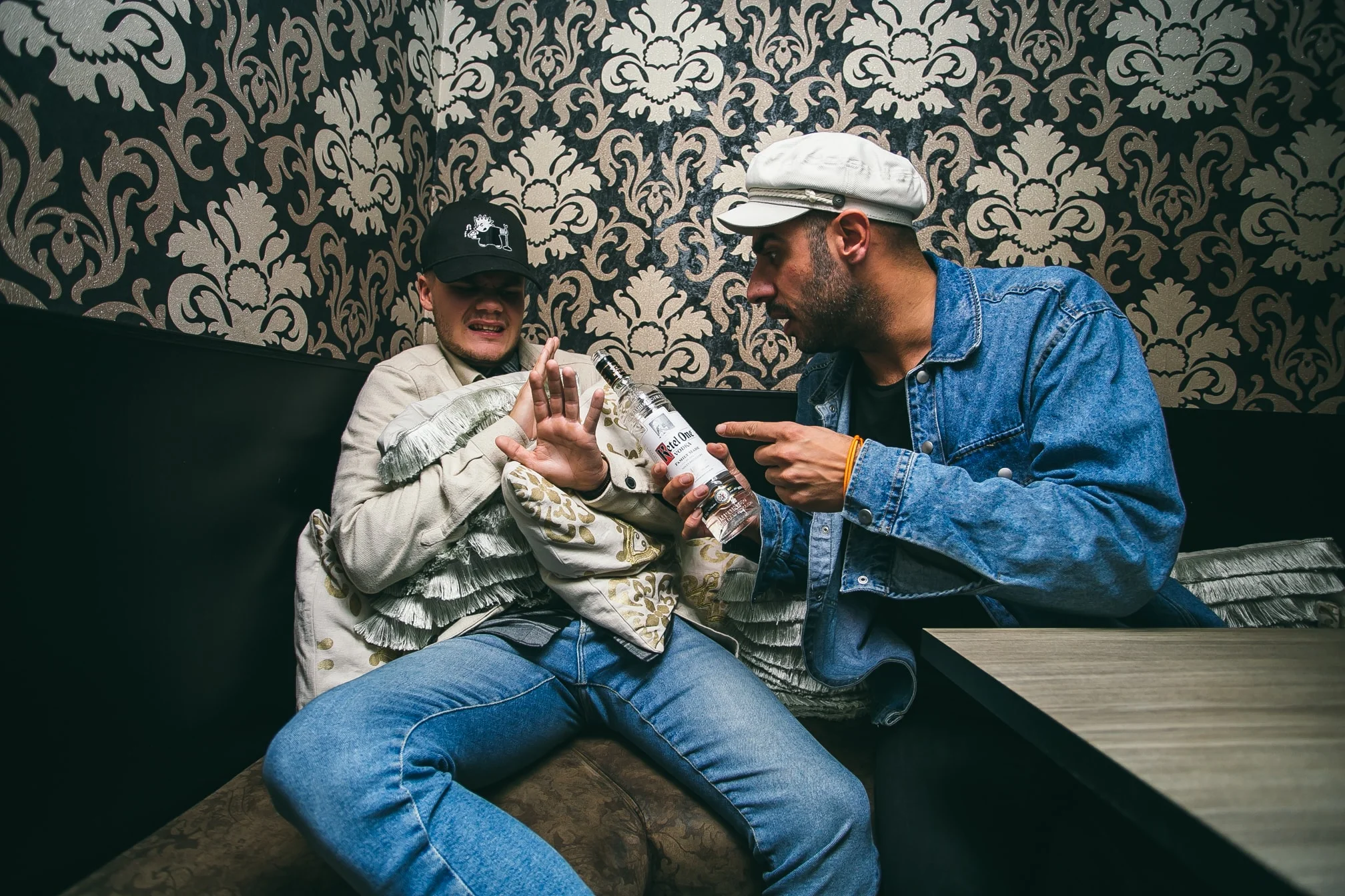 DJ Snabu ja vieras ravintolan sohvalla