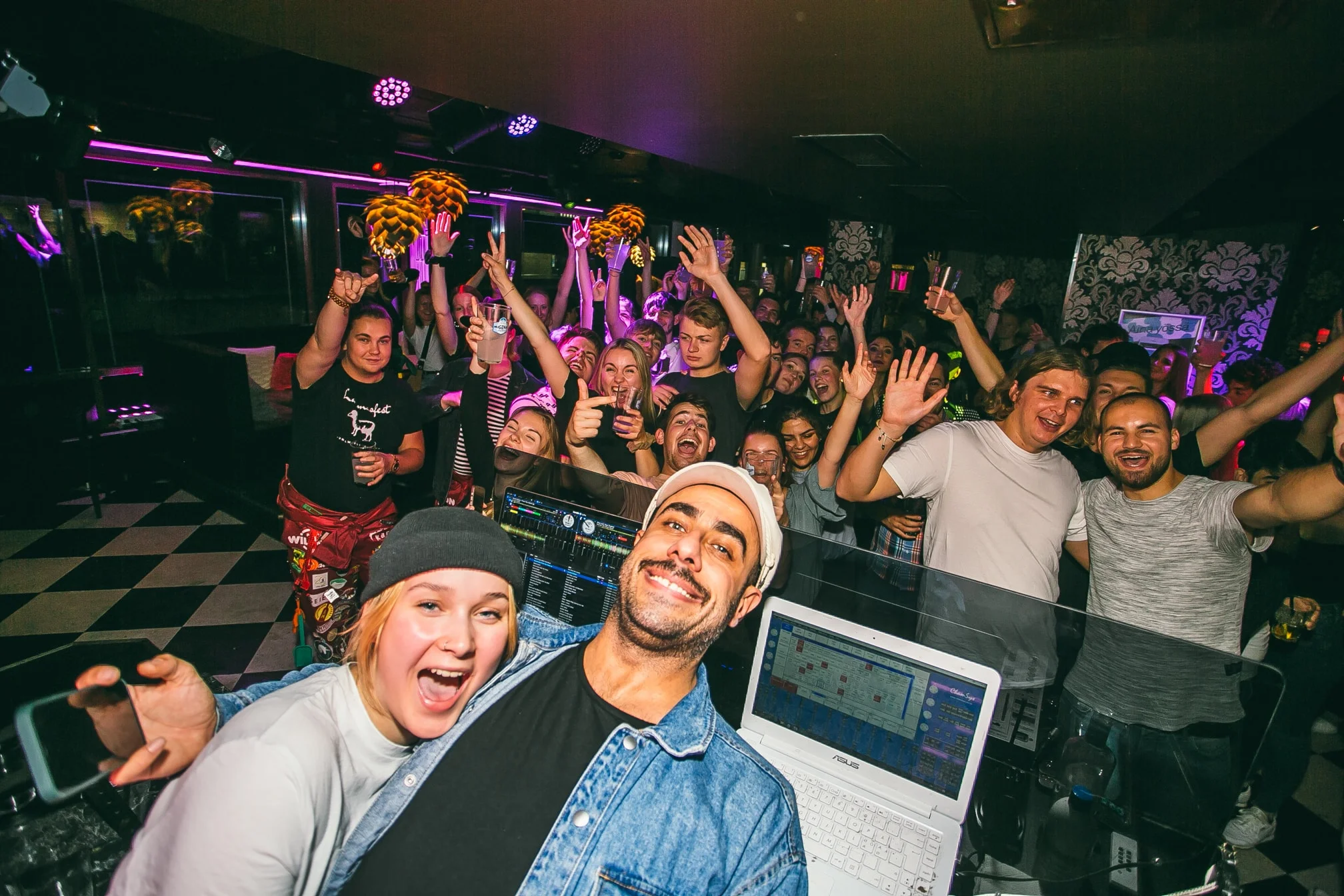 DJ Snabu ja juhlayleisö yhteiskuvassa DJ-pisteellä